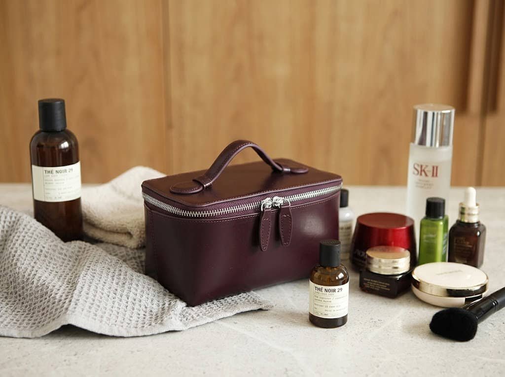 Best Cosmetic Bag Materials: How to Choose the Right Material for Your Custom Makeup Bags 2 genuine leather cosmetic bag